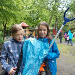 "Leibniz geht nach draußen" - 5d säubert Spielplätze - 22.5.13