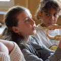 BigBand-Klasse 5 erkundet Instrumente 8/26